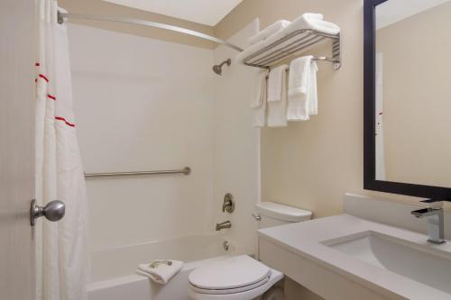 格林斯堡Red Roof Inn Greensburg的白色的浴室设有卫生间和水槽。