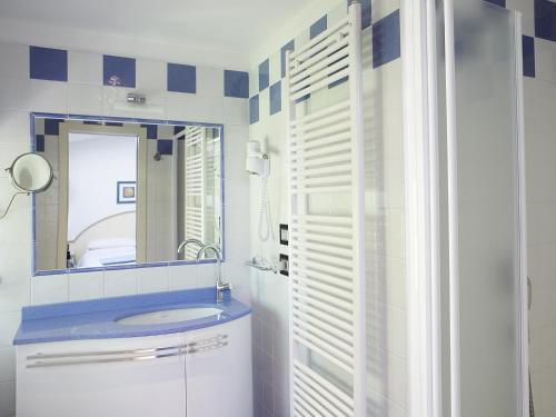 米兰SNC酒店的一间浴室