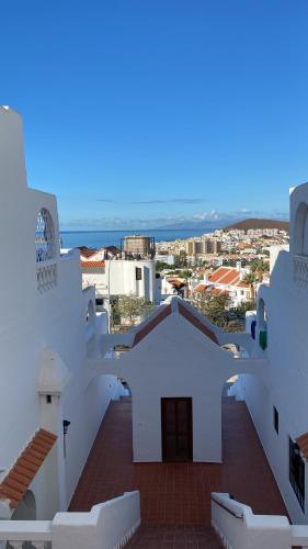 洛斯克里斯蒂亚诺斯Los Cristianos port royal的从建筑屋顶可欣赏到城市美景