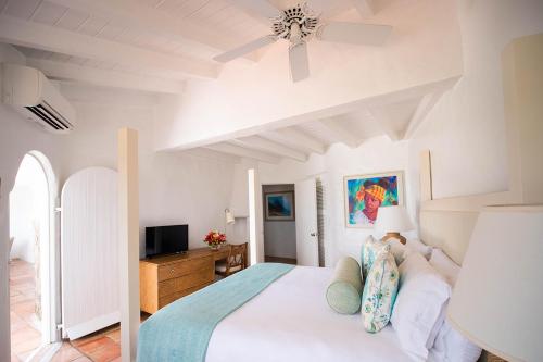 格罗斯岛温德亚马尔登陆海滩别墅度假村的一间白色卧室,配有床和天花板