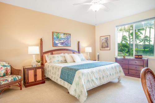 瓦克拉Waikoloa Fairway Villas #L22的一间卧室设有一张床和一个窗口