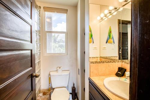 圣佩德罗Suite A203 @ Mara Laguna的一间带卫生间、水槽和镜子的浴室
