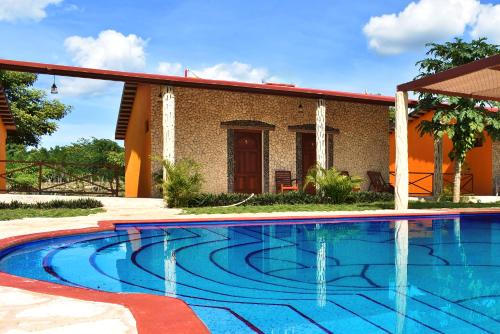 巴利亚多利德Villas Vallazoo的房屋前的游泳池