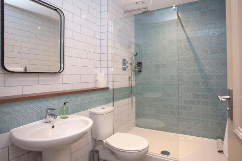 温斯康比伍德伯勒酒店的浴室配有卫生间、盥洗盆和淋浴。