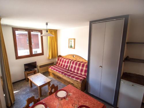 琴山朗勒堡Appartement Lanslebourg-Mont-Cenis, 2 pièces, 4 personnes - FR-1-508-71的客厅配有沙发和桌子