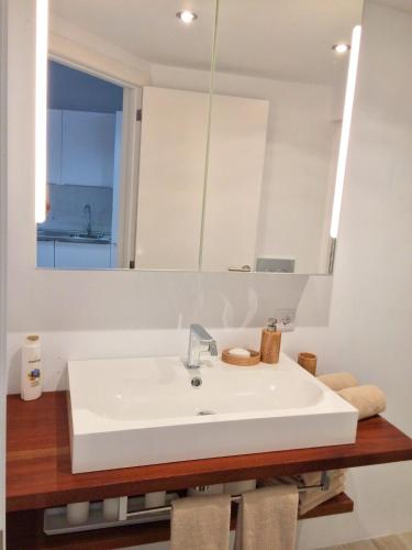 马略卡岛帕尔马Hotel-Apartment Modern Studio的浴室设有白色水槽和镜子