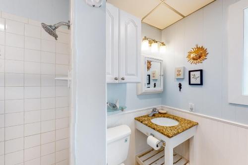 马士腾海滩Seaside Pearl的白色的浴室设有水槽和卫生间。