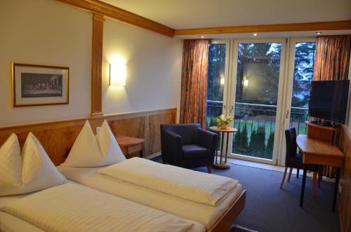 林茨Hotel Alhartinger Hof的酒店客房设有两张床和窗户。