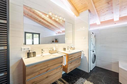 奥伯斯特多夫Alpine Lifestyle Lodge的一间带两个盥洗盆和大镜子的浴室