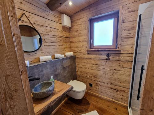 海因岑贝格Chaleny - Das erste Tiny House Chalet im Zillertal的木制浴室设有水槽和卫生间