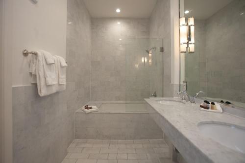新奥尔良新奥尔良皇家酒店的带浴缸、水槽和淋浴的浴室
