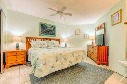德通纳海滩海岸A Delightful Daytona Beach Getaway的一间卧室配有一张床和一台平面电视
