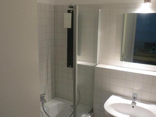 康斯坦茨舒尔特斯公寓的带淋浴和盥洗盆的浴室