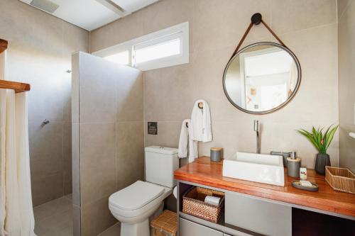 雅帕拉廷加VILA PITHAYA - Casa Jambo Rosa的一间带卫生间、水槽和镜子的浴室