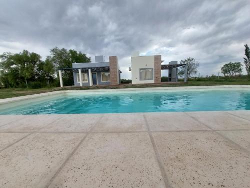 圣拉斐尔Complejo Blend的别墅前设有游泳池