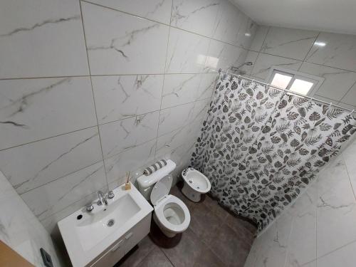 圣拉斐尔Complejo Blend的白色的浴室设有水槽和卫生间。