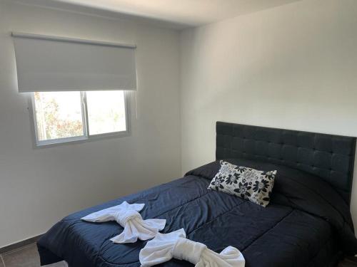 圣拉斐尔Complejo Blend的一间卧室配有带毛巾的床