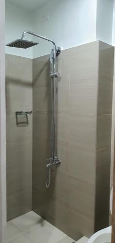 马尼拉Shore 2 residences condominium的浴室里设有玻璃门淋浴