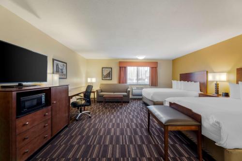 鲍灵格林猎鹰广场贝斯特韦斯特酒店的酒店客房设有两张床和一台平面电视。