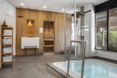 卡尔斯塔德古斯塔夫弗勒丁贝斯特韦斯特酒店的客房内带热水浴缸的浴室
