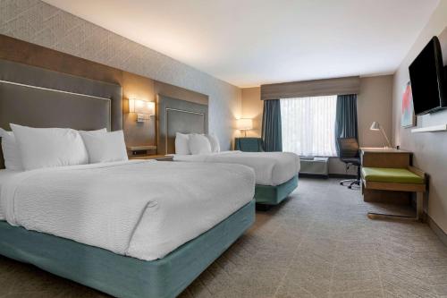 哈利法克斯Best Western Plus Dartmouth Hotel & Suites的酒店客房设有两张床和电视。