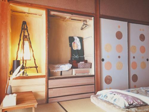 伊势市Ise Chitose的一间卧室配有衣柜和一张床