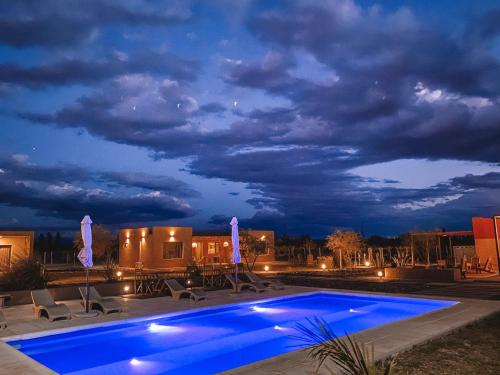 乌尼翁镇Tres Cruces的阴天的游泳池