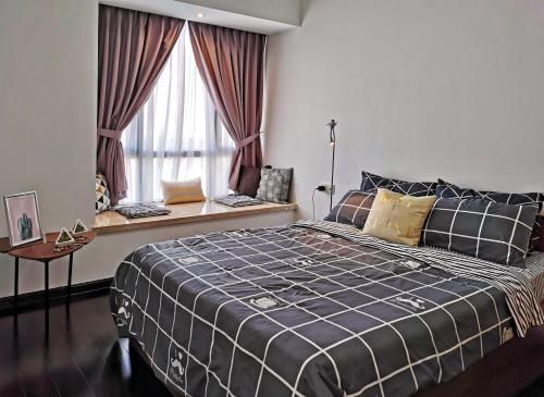 新山Yussy 1Bedroom Sea View Condo at R&F Princess Cove的一间卧室设有一张大床和一个窗户。