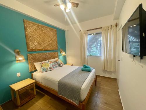 索里托斯Qeru House的一间小卧室,配有床和窗户