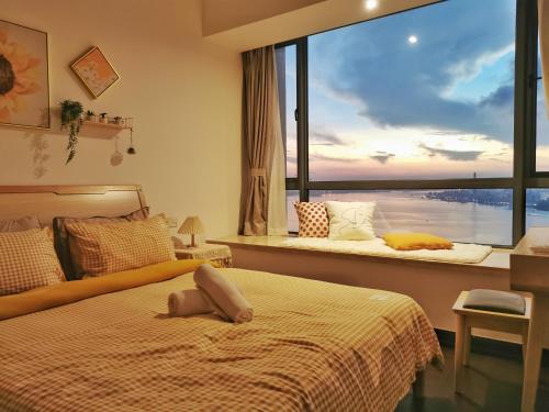 新山Yussy Fairy Projector SeaView @ R&F Condo的一间卧室设有两张床和大窗户