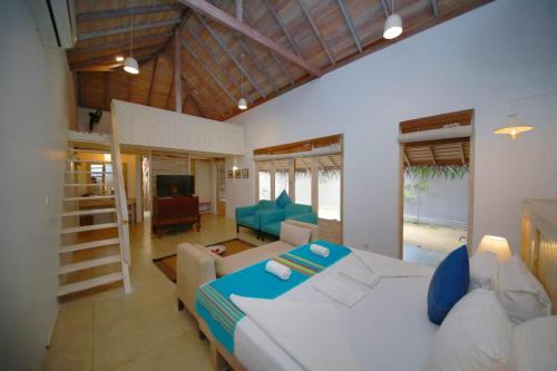 卡尔皮蒂耶Hiru Resort and Kite Surfing的一间设有床铺和客厅的大房间
