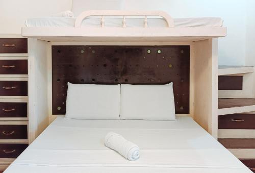 土格加劳Hotel Elinas and Restaurant的卧室配有双层床架和双层床