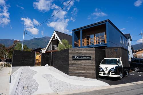 Minami-komatsuIZA近江舞子的停在房子前面的小汽车