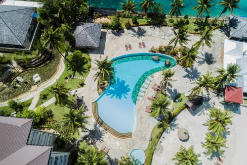 科罗尔帛琉皇家度假村酒店的享有度假村游泳池的顶部景致