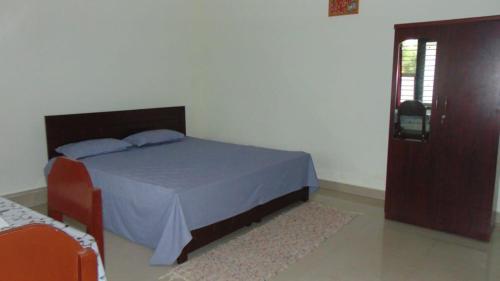 GonikoppalShree Raksha Homestay的一间卧室设有床、窗户和门