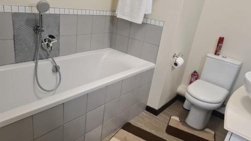 约翰内斯堡Cottonwoods Apartment for Family, Friends and Business trips.的浴室配有白色浴缸和卫生间。