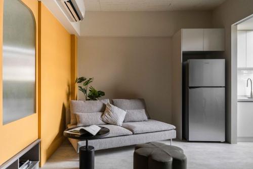 台北Lin Apartments by Olala Homes的带沙发和冰箱的客厅