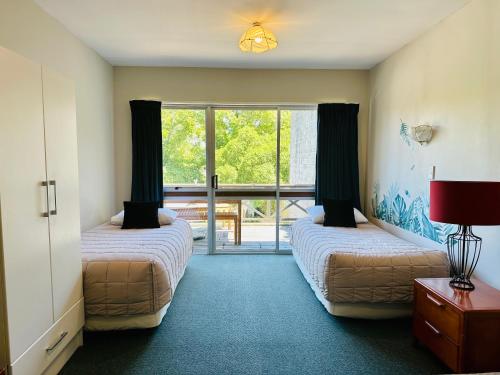 凯库拉A1凯库拉汽车旅馆和假日公园的客房设有两张床,并拥有通往庭院的门。