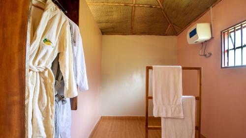 KisoroLake Chahafi Resort的浴室墙上挂着长袍