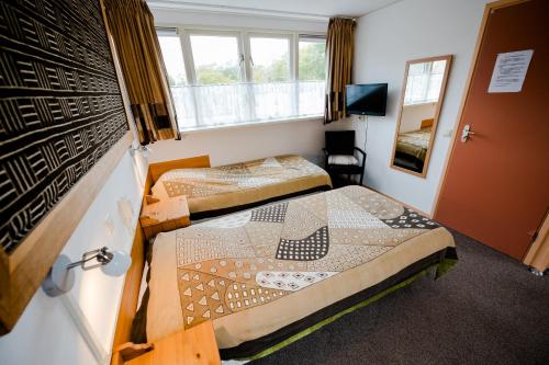 斯希蒙尼克奥赫维斯特布伦公寓的酒店客房设有两张床和窗户。