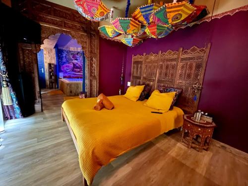 WinglesChambre & Spa "La Casa Blue"的一间卧室配有一张黄色的床和紫色的墙壁