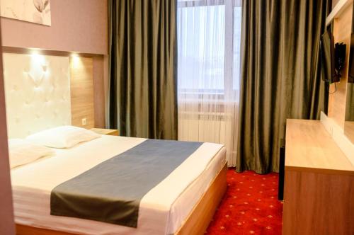 卡拉甘达Sun Rise inn的酒店客房设有床和窗户。