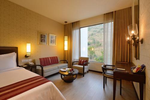 蒂鲁帕蒂马拉萨纳萨诺瓦尊贵酒店的酒店客房设有床和窗户。