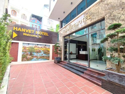河内Hanvet Hotel Ha Noi的仓房前的商店,有砖砌的人行道