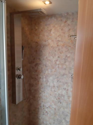 普劳恩Waldquelle的带淋浴的浴室(带石墙)