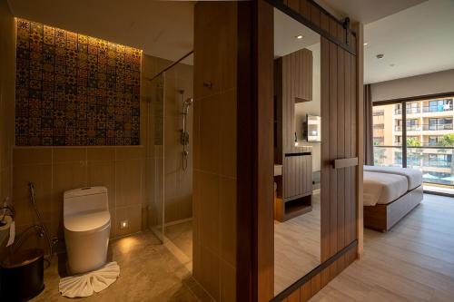 卡塔海滩Pamookkoo的一间带一张床、淋浴和卫生间的浴室