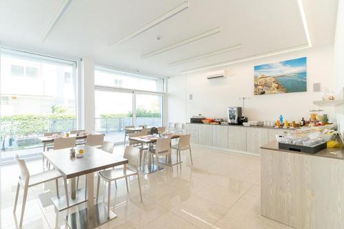 比比翁Residenza Turistica Alberghiera Blue Marine的一间厨房,内设桌椅