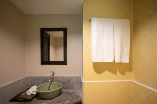 蔻立动力别墅度假酒店的一间带水槽和镜子的浴室