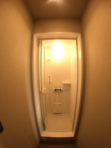 TakagiBridge33 CAFE AND HOSTEL的浴室里设有镜子和灯
