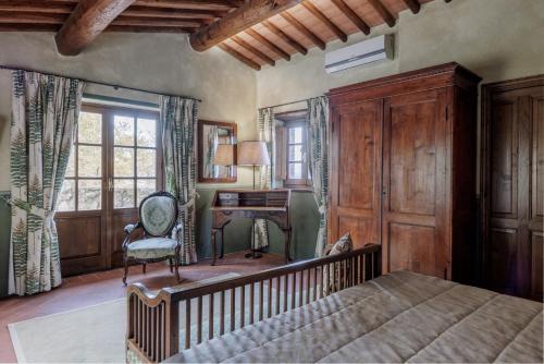 拉达-因基安蒂Borgo Vescine的一间卧室配有一张床、一张桌子和一把椅子